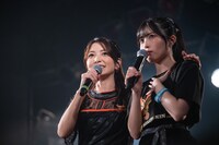 ヲタモダチの熱気に驚く西田汐里（右）。