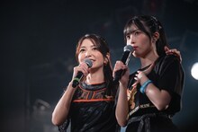 ヲタモダチの熱気に驚く西田汐里（右）。