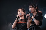 ヲタモダチの熱気に驚く西田汐里(右)。