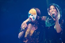 肩を組むピエロ（左）と柴田あゆみ（右）。