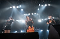 北原もも（左）と西田汐里（右）に挟まれてダブルピースの柴田あゆみ（中央）。