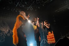 「This is 運命」を歌うメロン記念日。