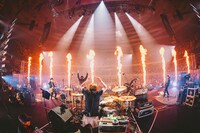 THE PRIMALS「THE PRIMALS Dark Decades Tour BUDOKAN」の様子。（撮影：西槇太一）