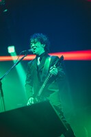 祖堅正慶（G, Vo）（撮影：西槇太一）