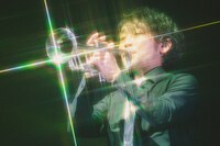 祖堅正慶（G, Vo）（撮影：西槇太一）