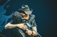 ジェイソン・チャールズ・ミラーと抱き合う祖堅正慶（G, Vo）。（撮影：西槇太一）