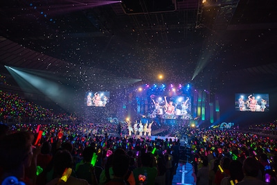 シャボン玉に包まれながらパフォーマンスする超ときめき♡宣伝部。