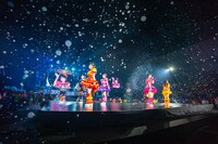 シャボン玉に包まれながらパフォーマンスする超ときめき♡宣伝部。