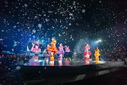 シャボン玉に包まれながらパフォーマンスする超ときめき♡宣伝部。