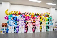 大阪城ホールに飾られた超ときめき♡宣伝部の等身大パネル。