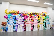 大阪城ホールに飾られた超ときめき♡宣伝部の等身大パネル。