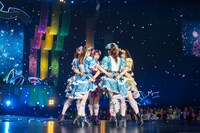 シャボン玉に包まれながらパフォーマンスする超ときめき♡宣伝部。