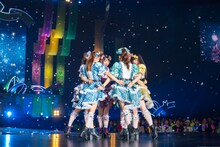 シャボン玉に包まれながらパフォーマンスする超ときめき♡宣伝部。