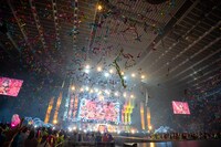 6色の銀テープが舞う大阪城ホール。