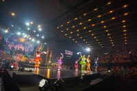 タオルを振り回す超ときめき♡宣伝部と宣伝部員。