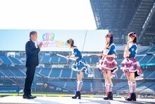 ファイターズスポーツ＆エンターテイメントの小村勝代表取締役社長から委嘱状を受け取る辻野かなみ。