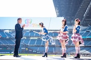 ファイターズスポーツ&エンターテイメントの小村勝代表取締役社長から委嘱状を受け取る辻野かなみ。