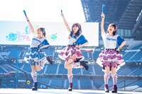 「超最強 ファイターズver.」の振付を披露する辻野かなみ、坂井仁香、小泉遥香。