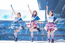 「超最強 ファイターズver.」の振付を披露する辻野かなみ、坂井仁香、小泉遥香。