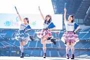 「超最強 ファイターズver.」の振付を披露する辻野かなみ、坂井仁香、小泉遥香。