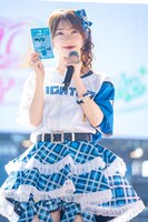 お気に入りの北海道日本ハムファイターズの推し活グッズを紹介する辻野かなみ。