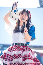 お気に入りの北海道日本ハムファイターズの推し活グッズを紹介する坂井仁香。