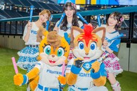 上段左から辻野かなみ、坂井仁香、小泉遥香、下段左から北海道日本ハムファイターズのマスコットキャラクターであるポリー、フレップ。
