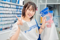 オリジナルユニフォーム作りを体験する小泉遥香。