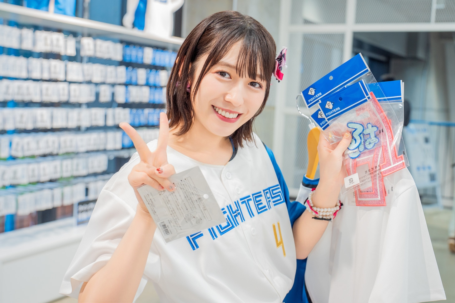 オリジナルユニフォーム作りを体験する小泉遥香。
