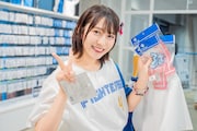 オリジナルユニフォーム作りを体験する小泉遥香。