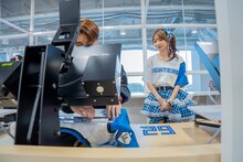 オリジナルユニフォーム作りを体験する辻野かなみ。