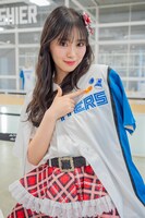 オリジナルユニフォーム作りを体験する坂井仁香。