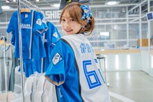 オリジナルユニフォーム作りを体験する辻野かなみ。