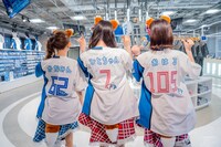 オリジナルユニフォームを着用する辻野かなみ、坂井仁香、小泉遥香。