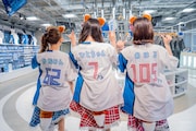オリジナルユニフォームを着用する辻野かなみ、坂井仁香、小泉遥香。