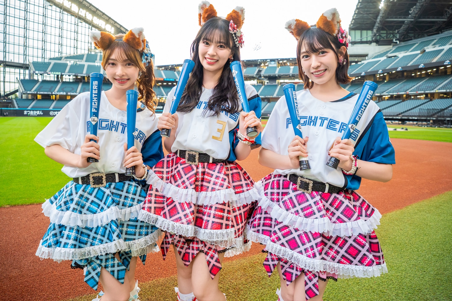 左から辻野かなみ、坂井仁香、小泉遥香。