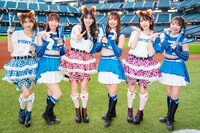 ファイターズガールと記念撮影する辻野かなみ、坂井仁香、小泉遥香。