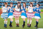 ファイターズガールと記念撮影する辻野かなみ、坂井仁香、小泉遥香。