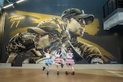 左から辻野かなみ、坂井仁香、小泉遥香。