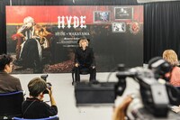 メディアの取材を受けるHYDE。（撮影：石川浩章）