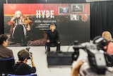 メディアの取材を受けるHYDE。(撮影:石川浩章)