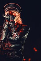 スワロフスキーの軍帽を着用し熱唱するHYDE。（撮影：石川浩章）