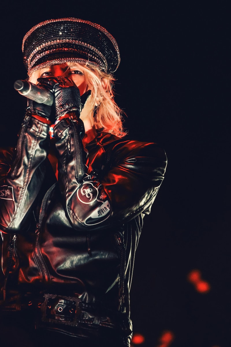 スワロフスキーの軍帽を着用し熱唱するHYDE。(撮影:石川浩章)