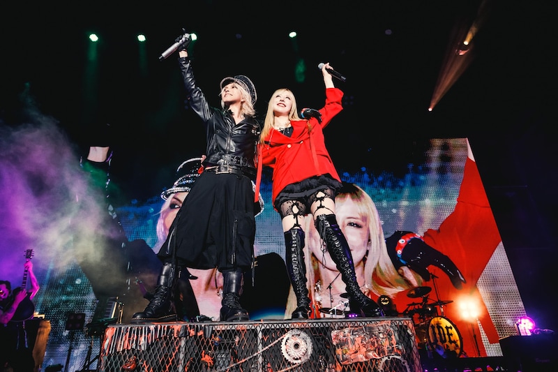 肩を組むHYDEと玉置成実。(撮影:石川浩章)