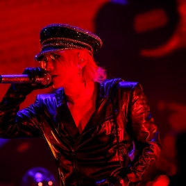 HYDEが大阪・関西万博「和歌山DAY」ライブで会場を熱狂の渦に、同郷・玉置成実とデュエットも
