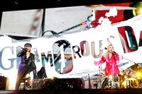 「GLAMOROUS SKY」を歌うHYDEと玉置成実。（撮影：田中和子）