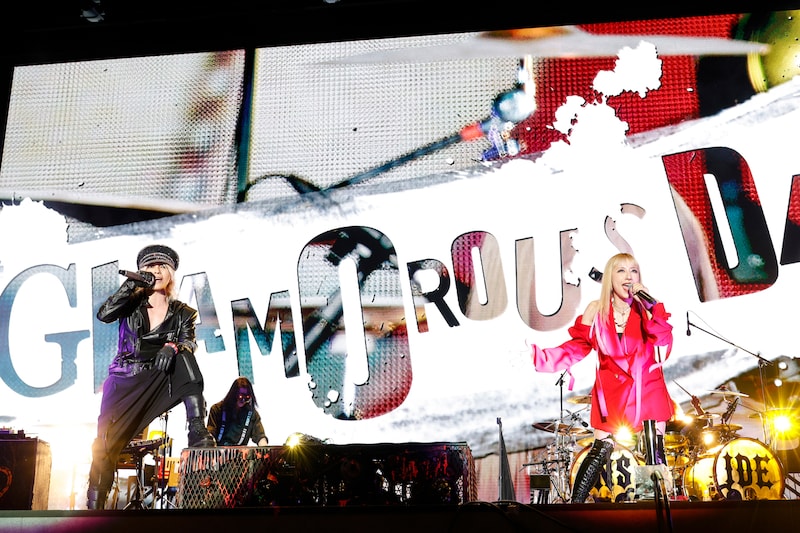 「GLAMOROUS SKY」を歌うHYDEと玉置成実。(撮影:田中和子)