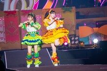 花道を歩く吉川ひよりと菅田愛貴。