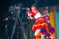 カメラに向かってメッセージを書く超ときめき♡宣伝部。