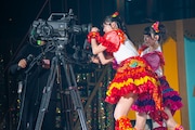 カメラに向かってメッセージを書く超ときめき♡宣伝部。